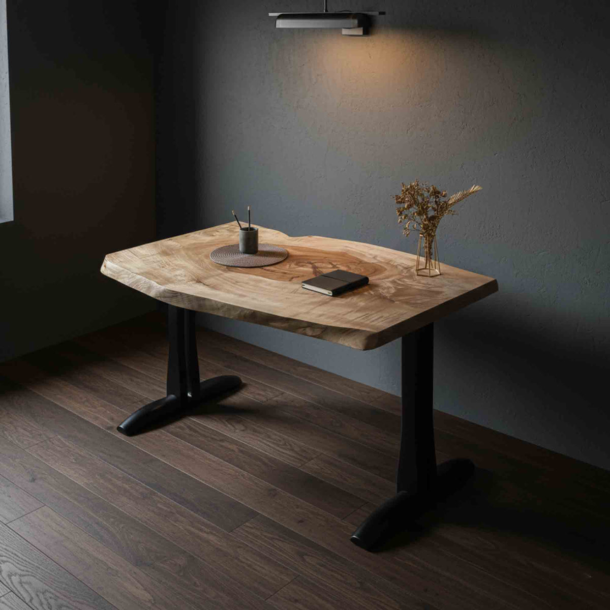 No.2197 栃一枚板デスク｜空間：インダストリアル｜淡色と木目の流れが