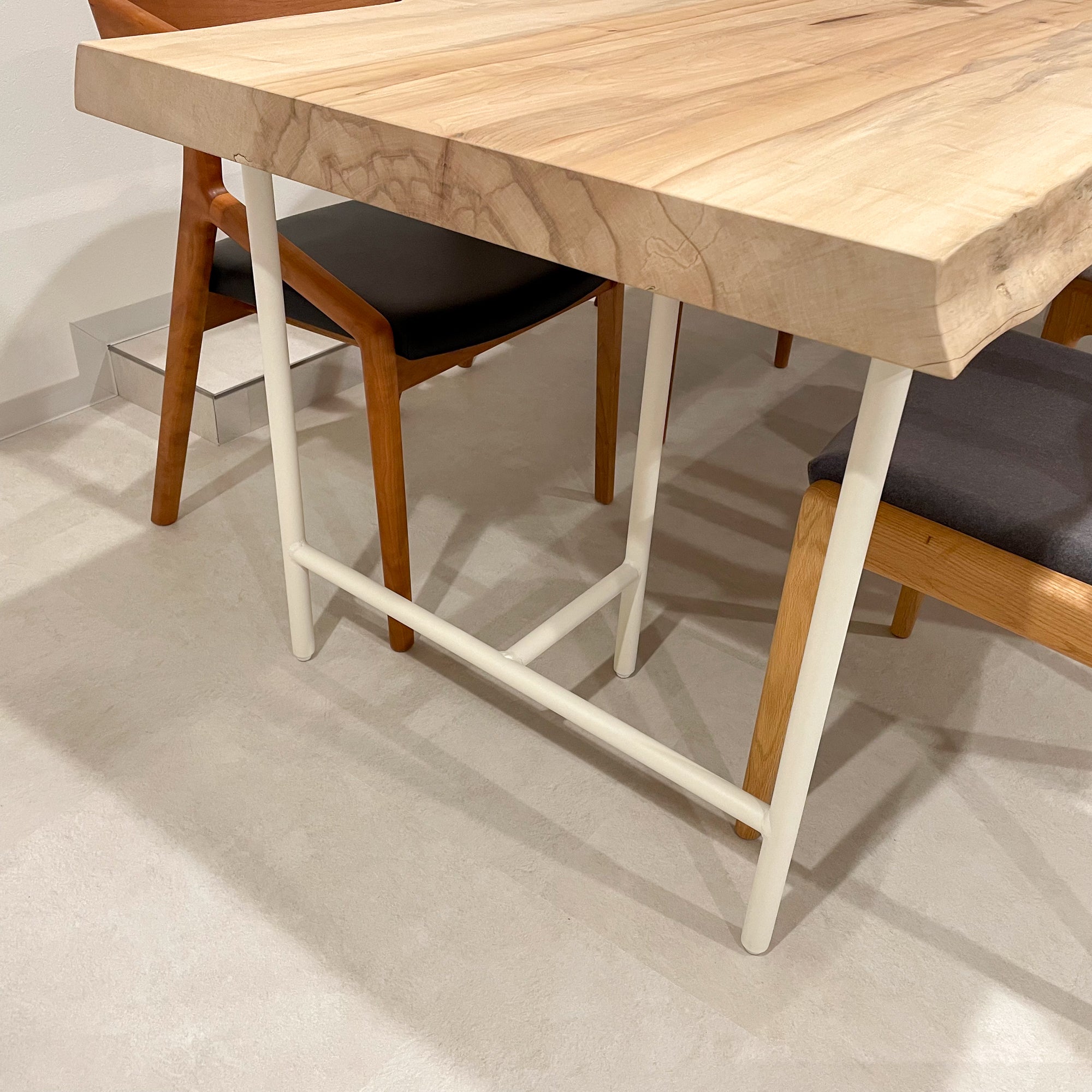 KIDOMEIMOKU 楓一枚板ダイニングテーブル & OSOROISU｜230cm(8人掛け