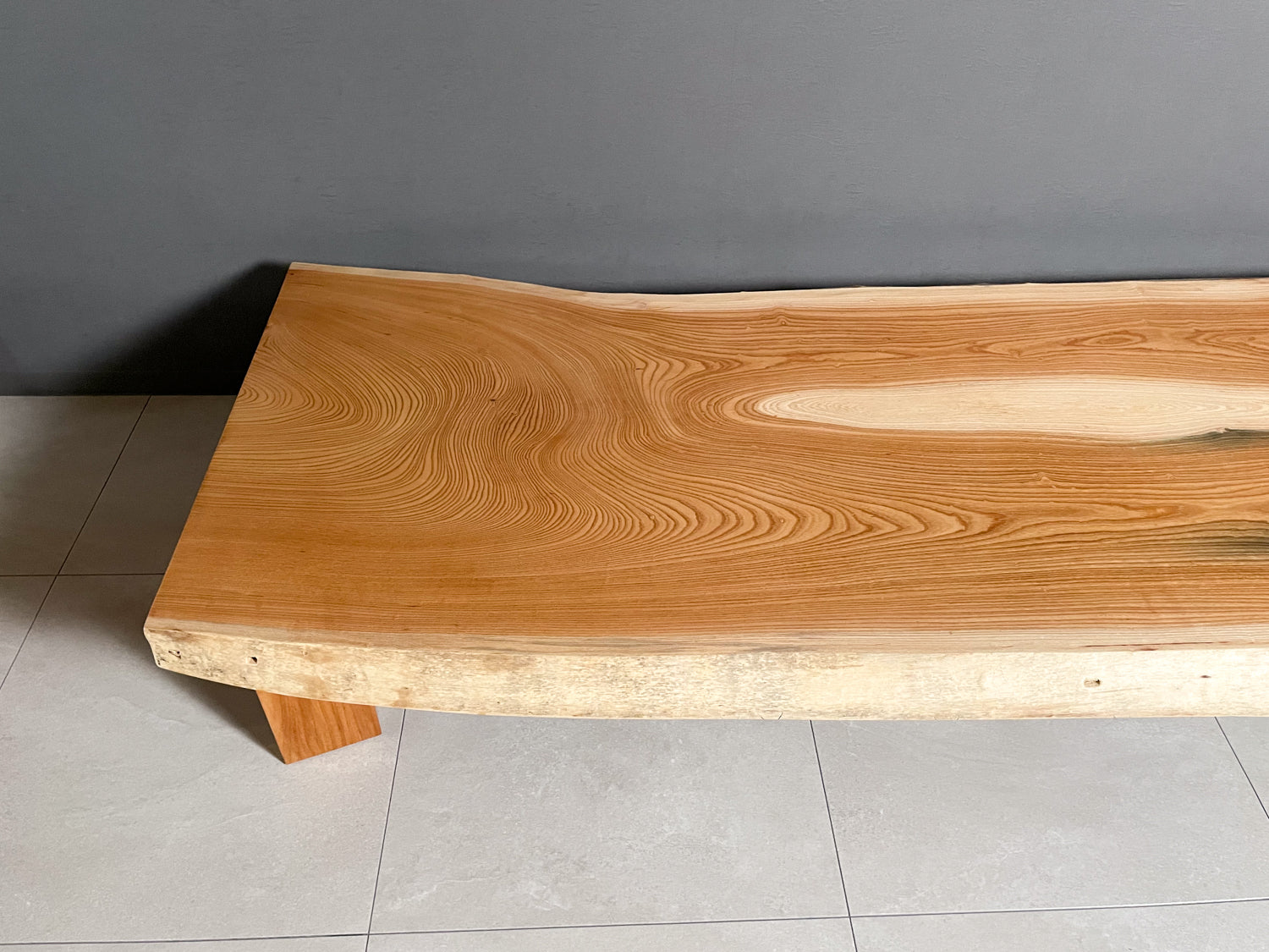 欅一枚板座卓2700mm、樹齢推定150年超｜鬼童銘木 – 【公式】鬼童銘木