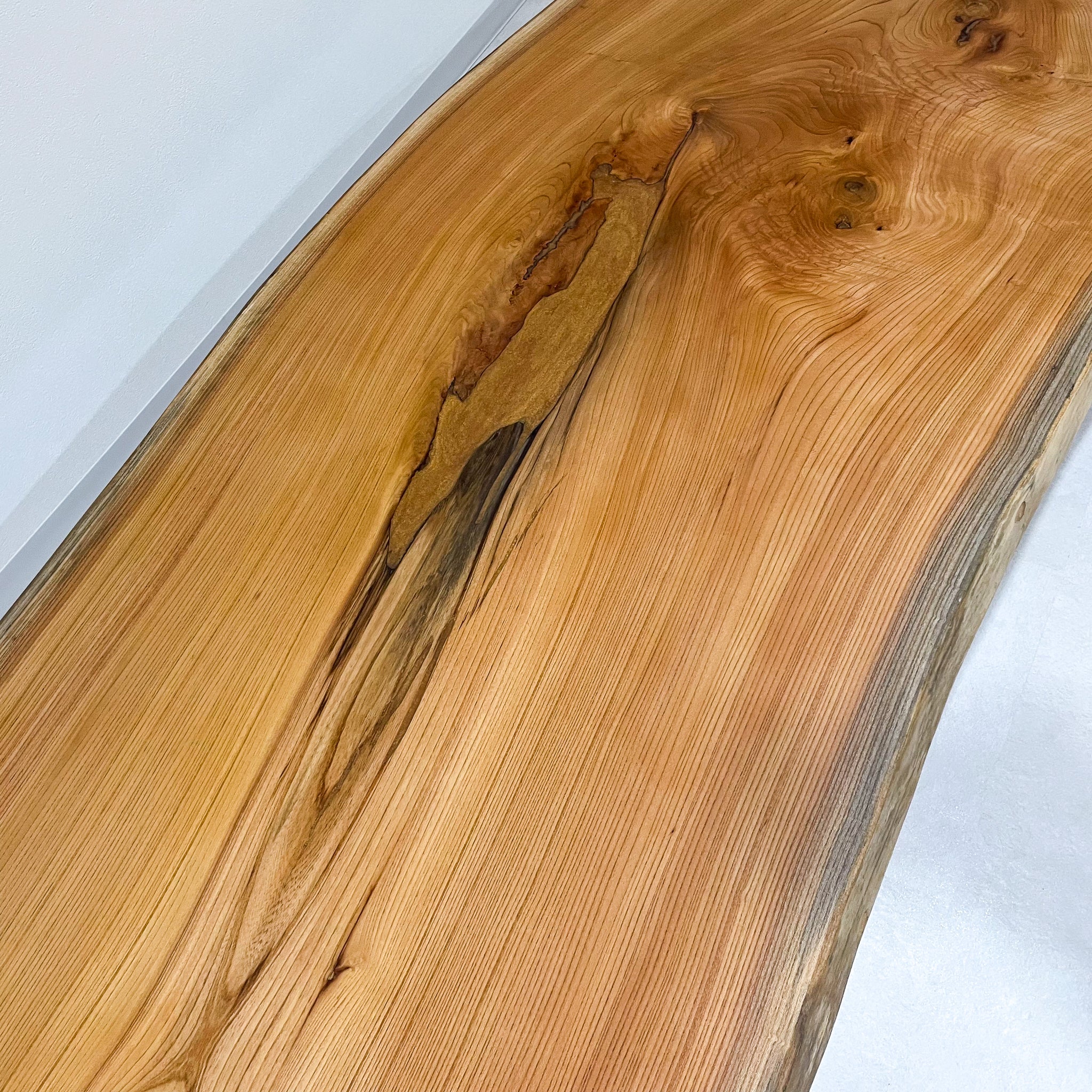 欅一枚板座卓2500mm、樹齢100年超、国産｜鬼童銘木 – 【公式】鬼童銘木