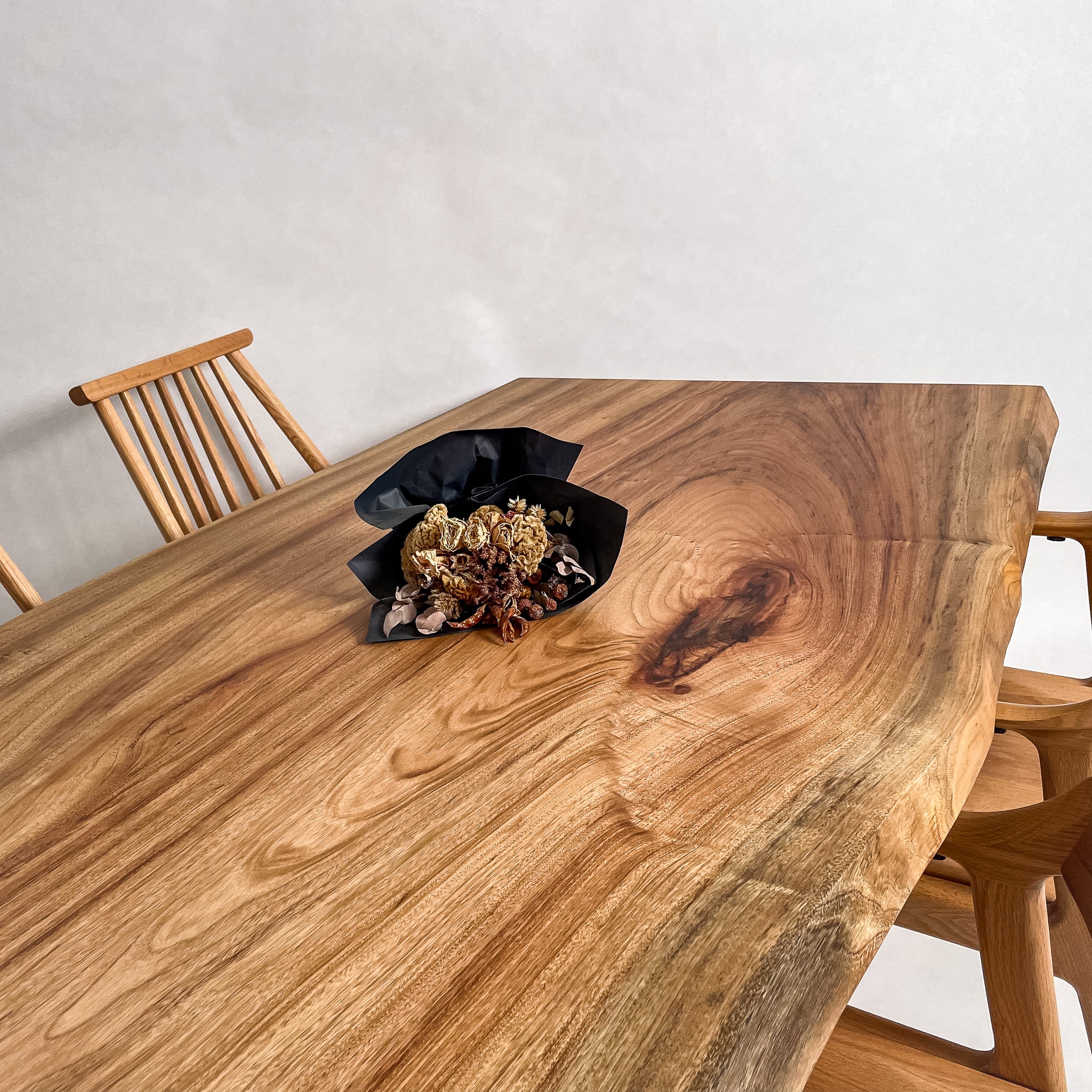 KIDOMEIMOKU 楠一枚板ダイニングテーブル｜150cm(4人掛け) – 【公式