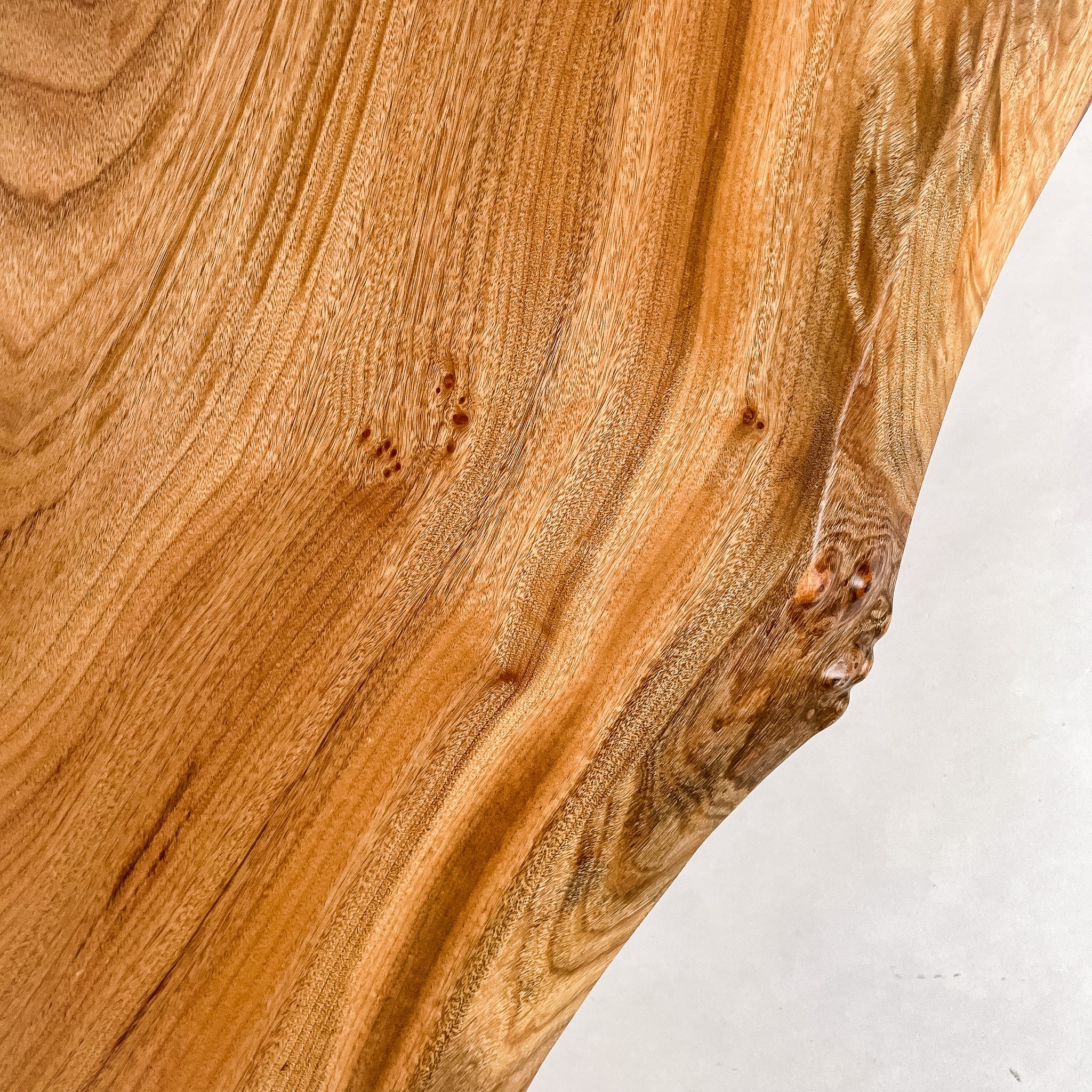 KIDO MEIMOKU 楠一枚板デスク｜126cm – 【公式】鬼童銘木（KIDOMEIMOKU