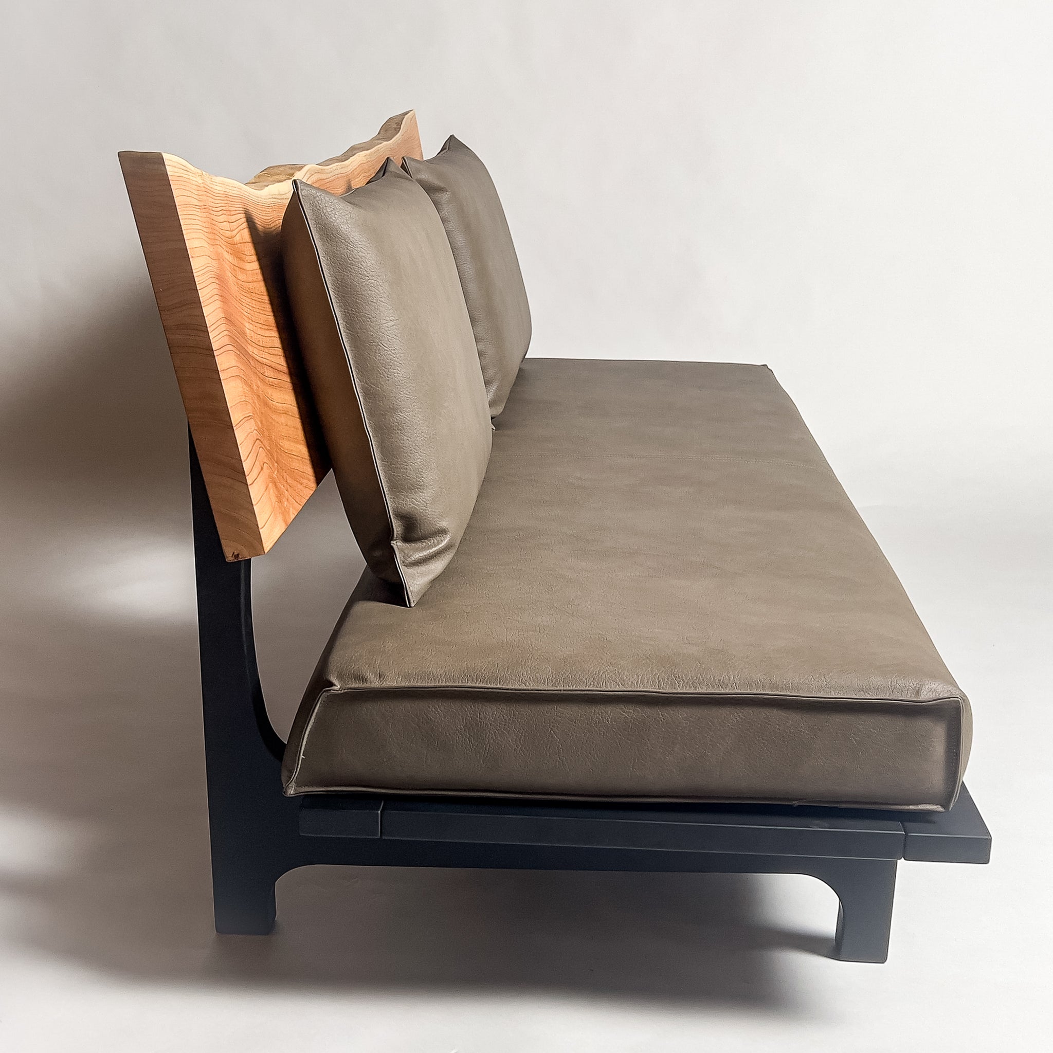 センダン 高級 一枚板ソファ 3人掛け 真横 クッションあり