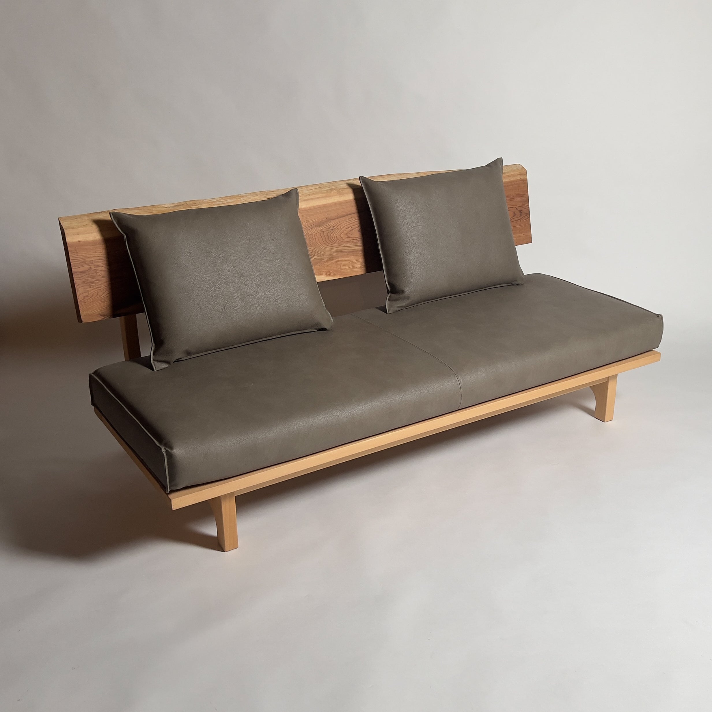 吉野杉 高級 一枚板ソファ 3人掛け 斜め クッション背