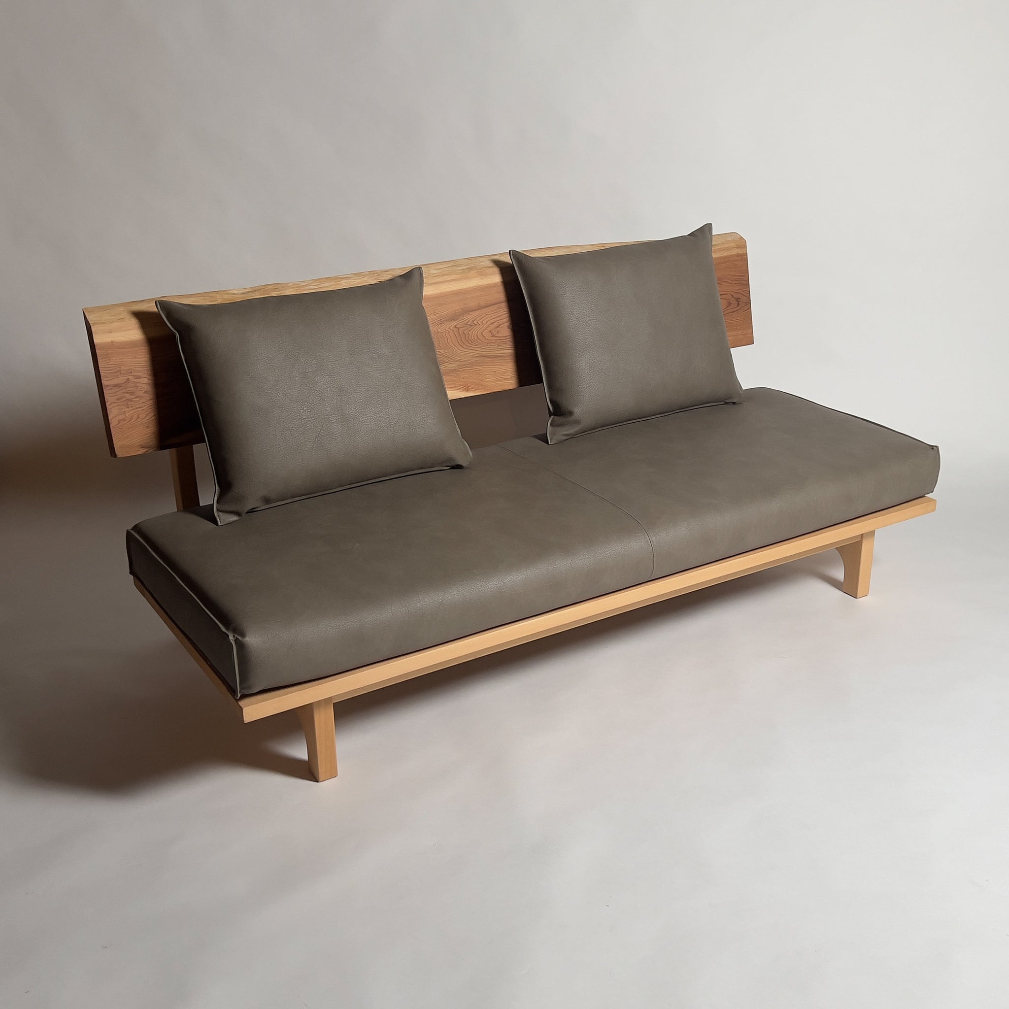 吉野杉 高級 一枚板ソファ 3人掛け 斜め クッション背