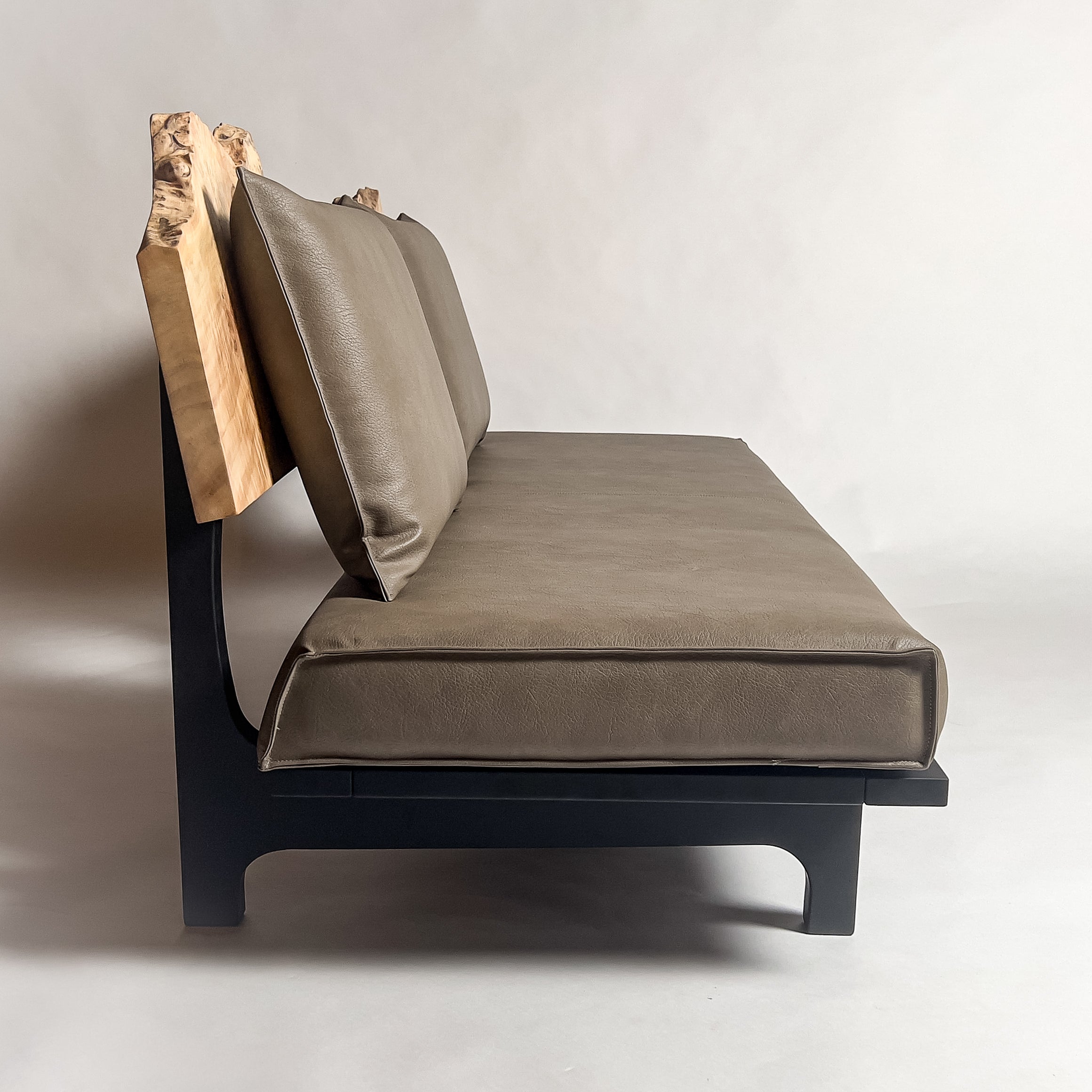 ポプラ 高級 一枚板ソファ 3人掛け 真横 クッションあり