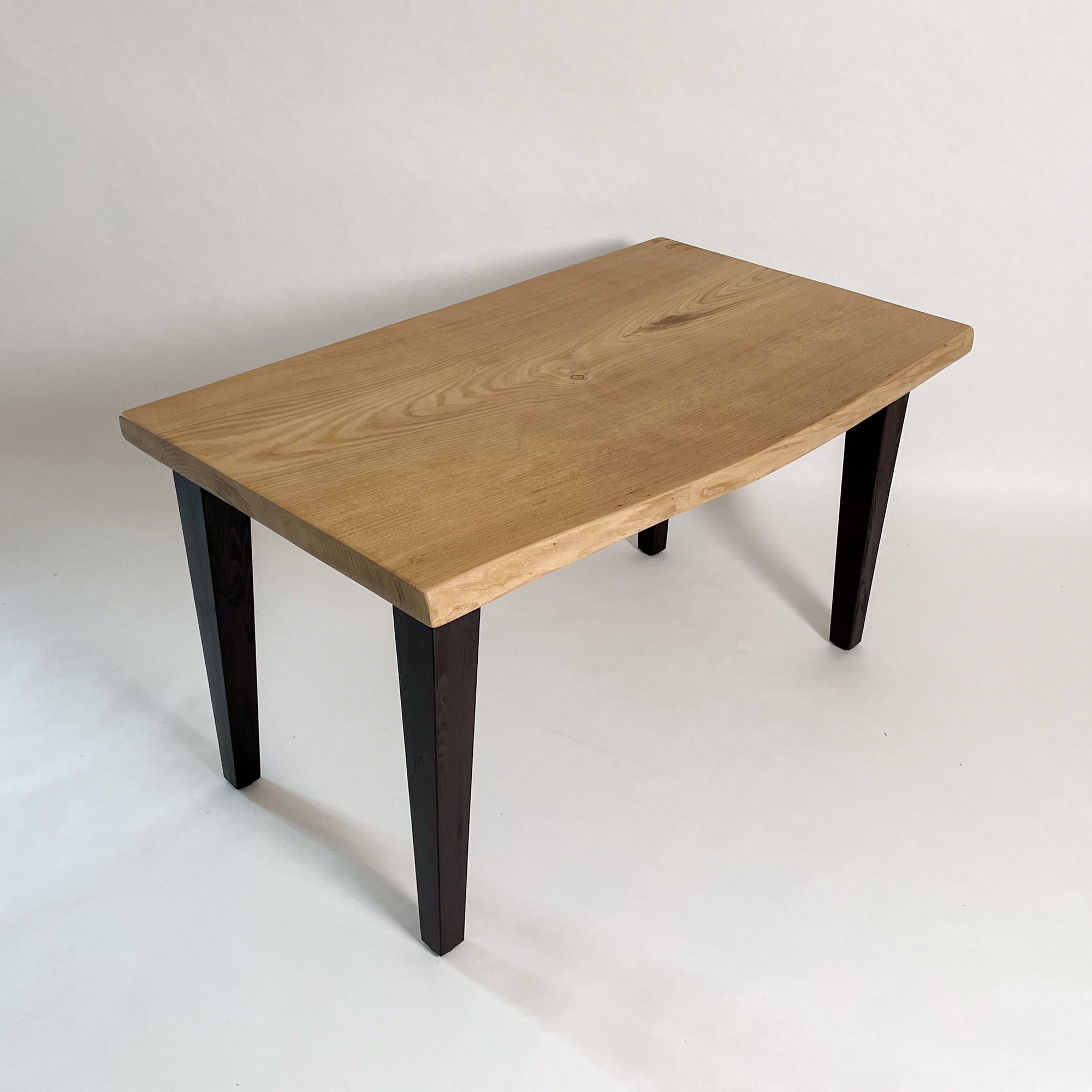 栗のテーブル⑳　栗の耳付き天板厚さ約45㎜の迫力満点、木目が大変綺麗ですよ❕ 無垢クリ（栗の木）貴重な耳付きアイアンテーブル・アンティーク