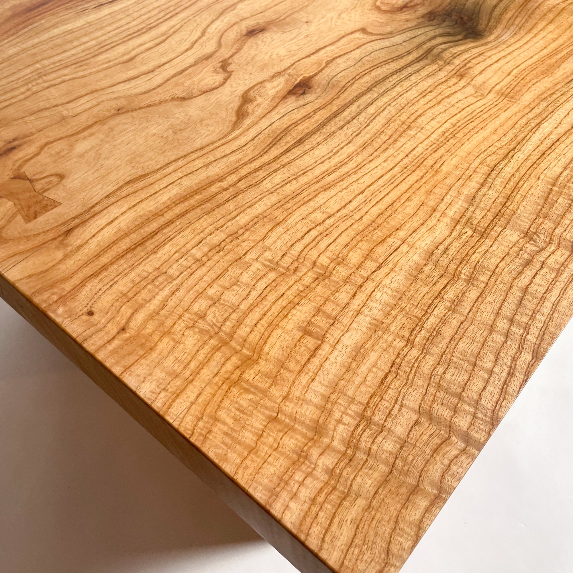 栴檀　センダン　一枚板　テーブル　ローテーブル 片耳センダンの一枚板ローテーブル | iichi 日々の暮らしを心地よく