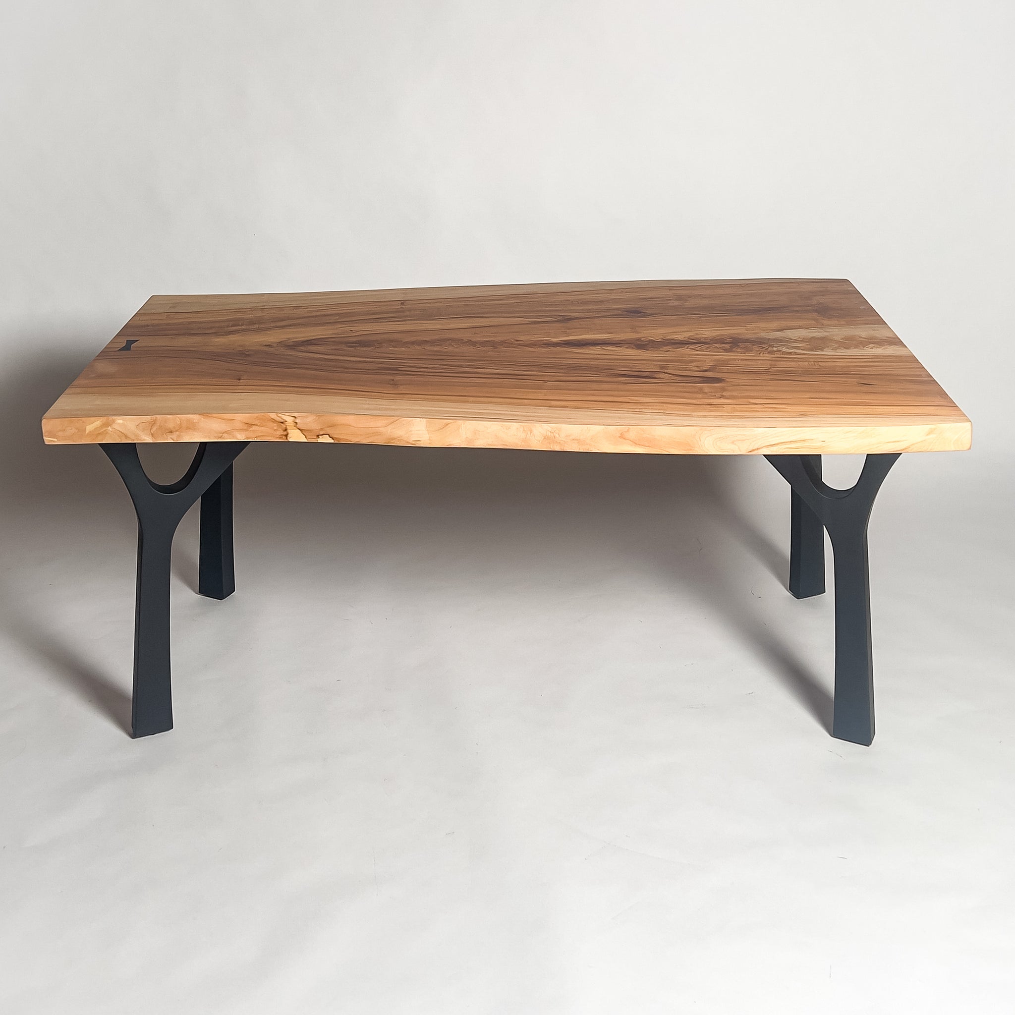 KIDOMEIMOKU 栃一枚板ダイニングテーブル｜156cm(4人掛け) – 【公式