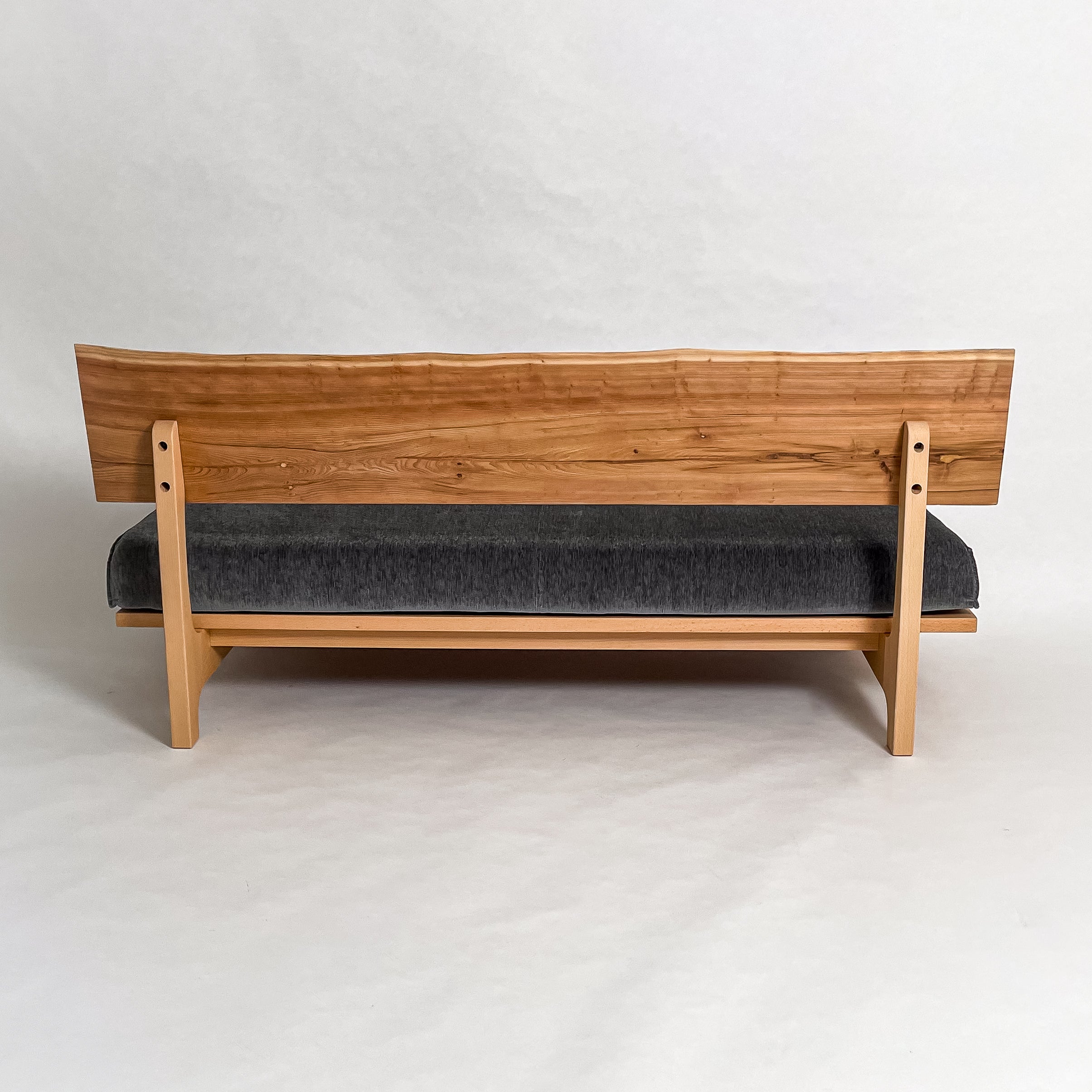 吉野杉 無垢材 一枚板ソファ 3人掛け 背面 クッションあり