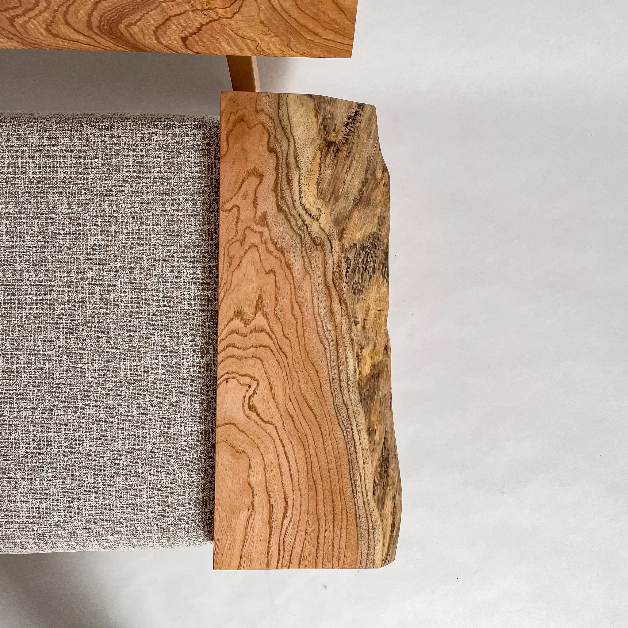 センダン 無垢材 一枚板ソファ 2人掛け 右アーム 肘置き 真上