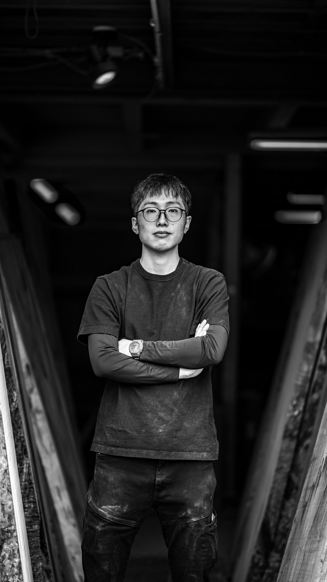 一枚板を仕上げる職人の手