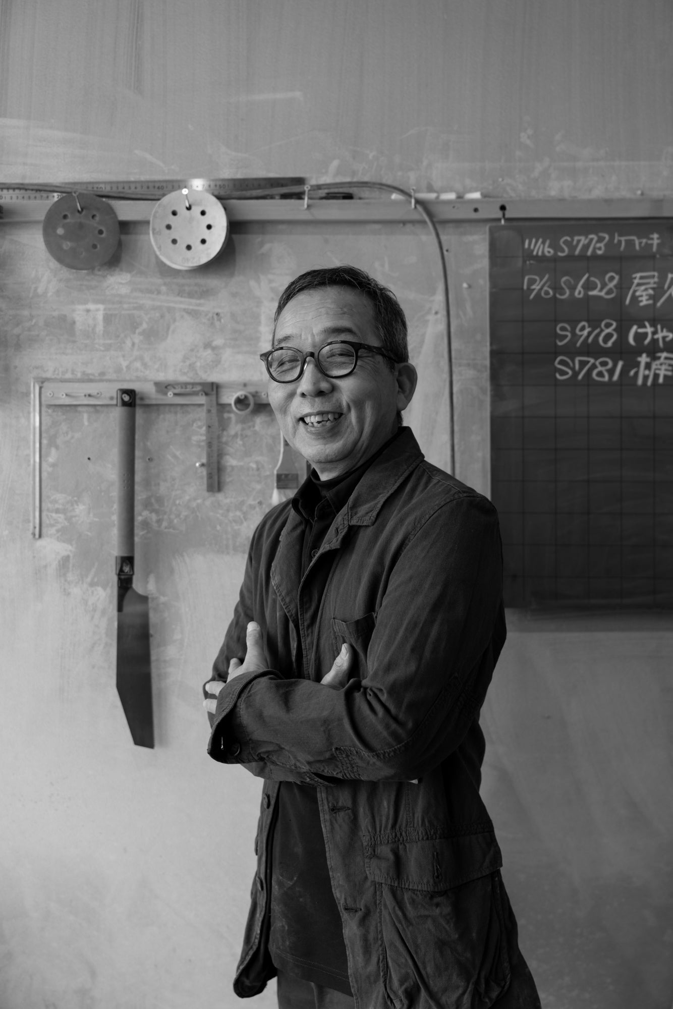 一枚板を仕上げる職人の手