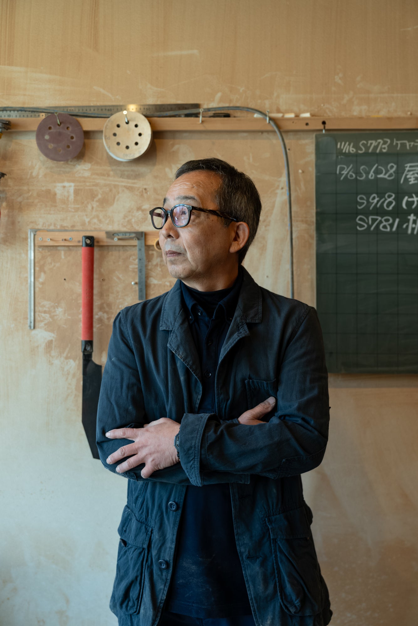 一枚板を仕上げる職人の手