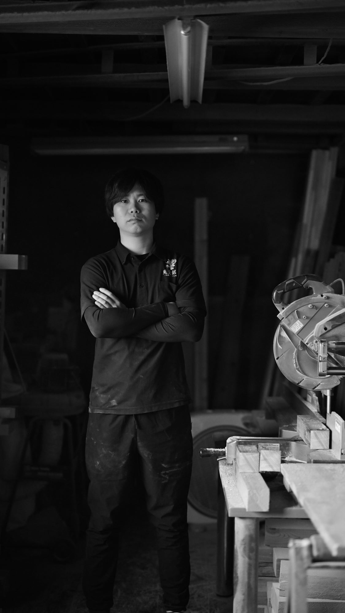 一枚板を仕上げる職人の手