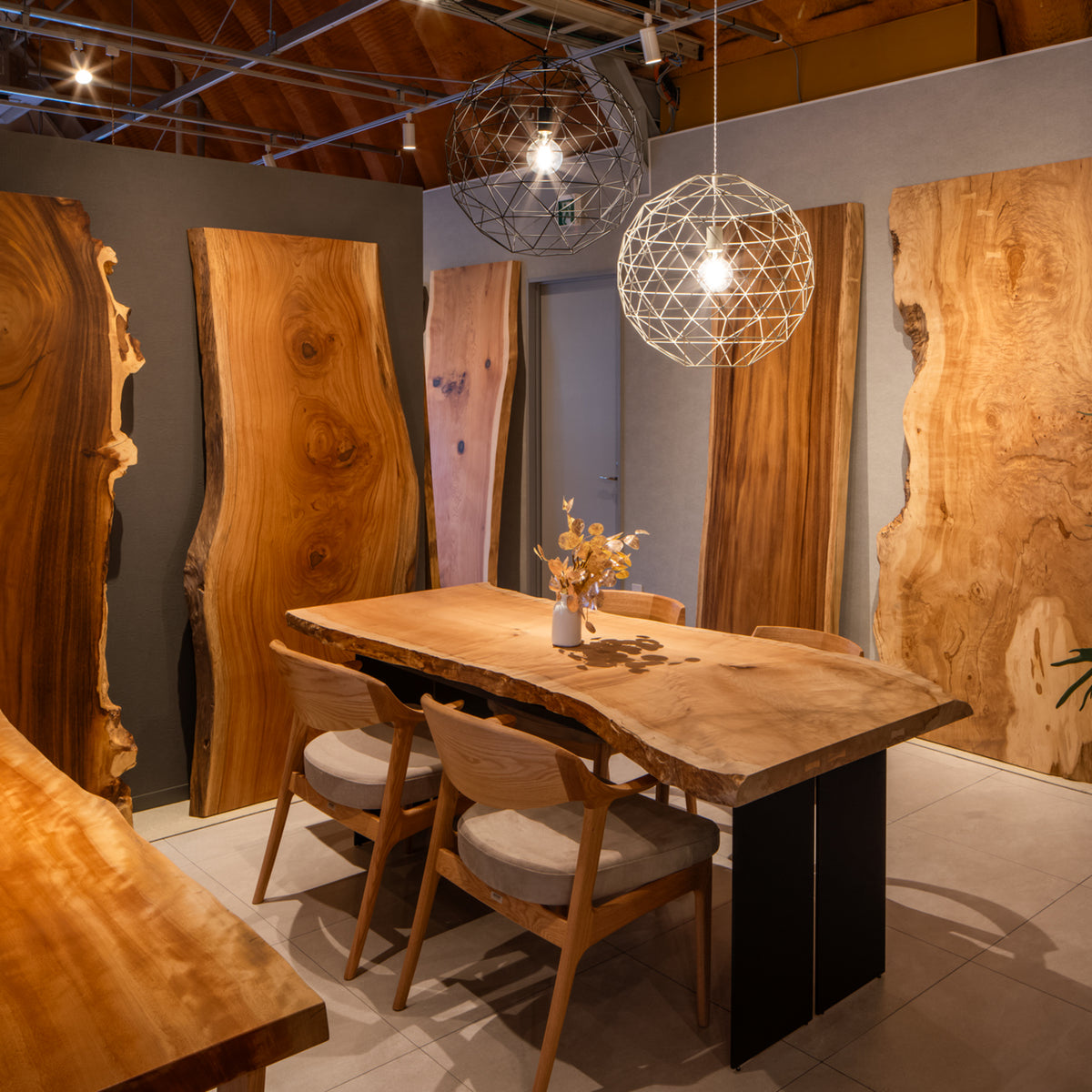 鬼童銘木 長久手店の展示場