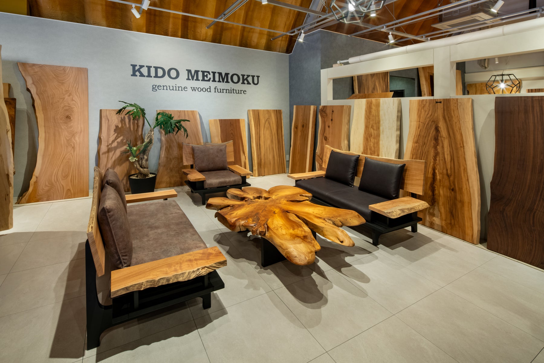 鬼童銘木の展示場に並ぶ一枚板