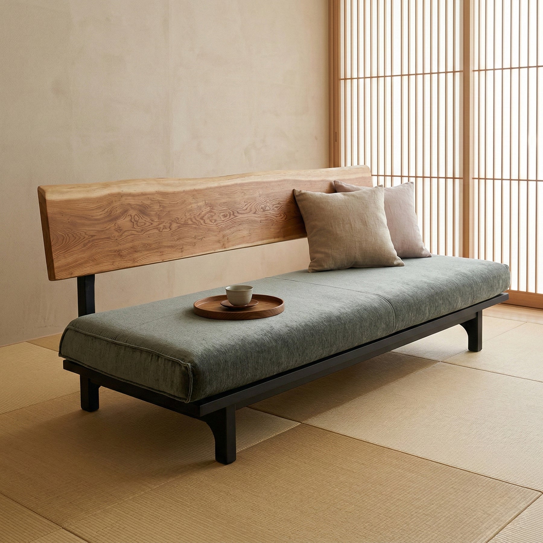 畳の部屋に置かれた一枚板ソファ